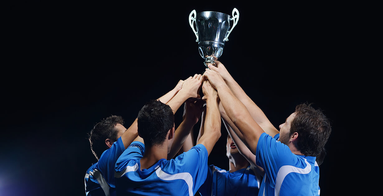 squadra che alza il trofeo