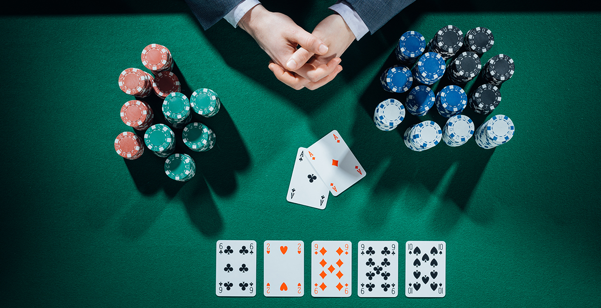tavolo da poker con carte scoperte