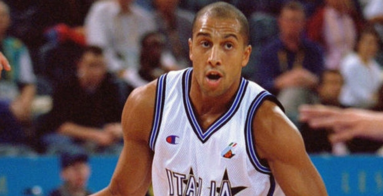 Carlton Mayers con la maglia della nazionale