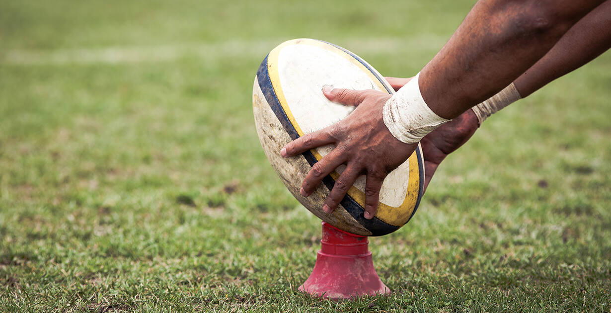 giocatore mette la palla sul dischetto del rugby 