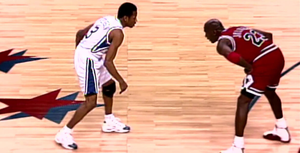 Allen Iverson in procinto di fare un crossover a Michael Jordan