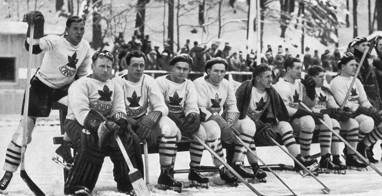 una foto antica di una squadra di hockey su ghiaccio