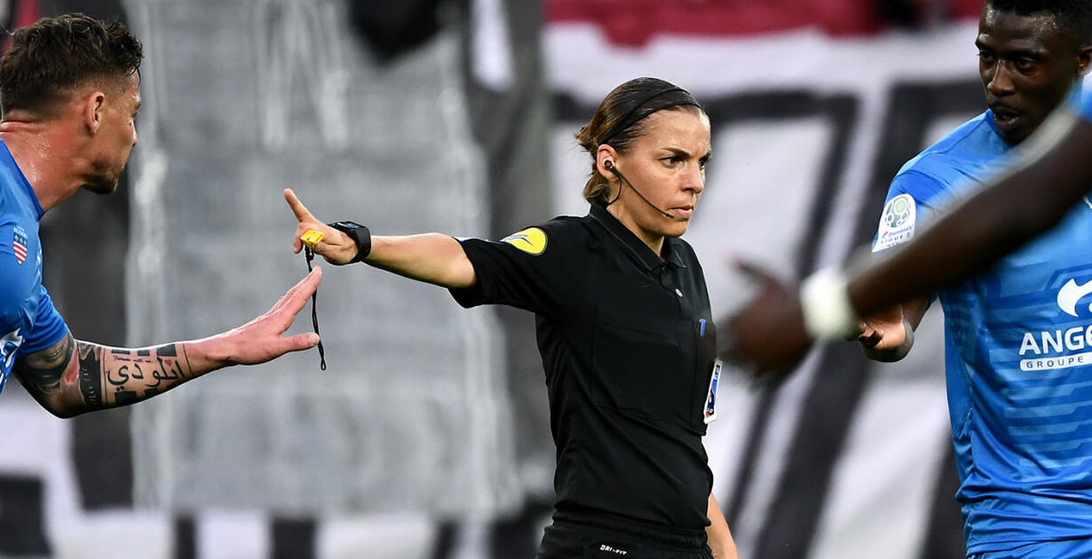 Una donna arbitro durante una partita