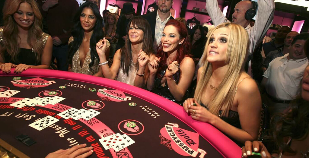 quattro donne al tavolo da gioco