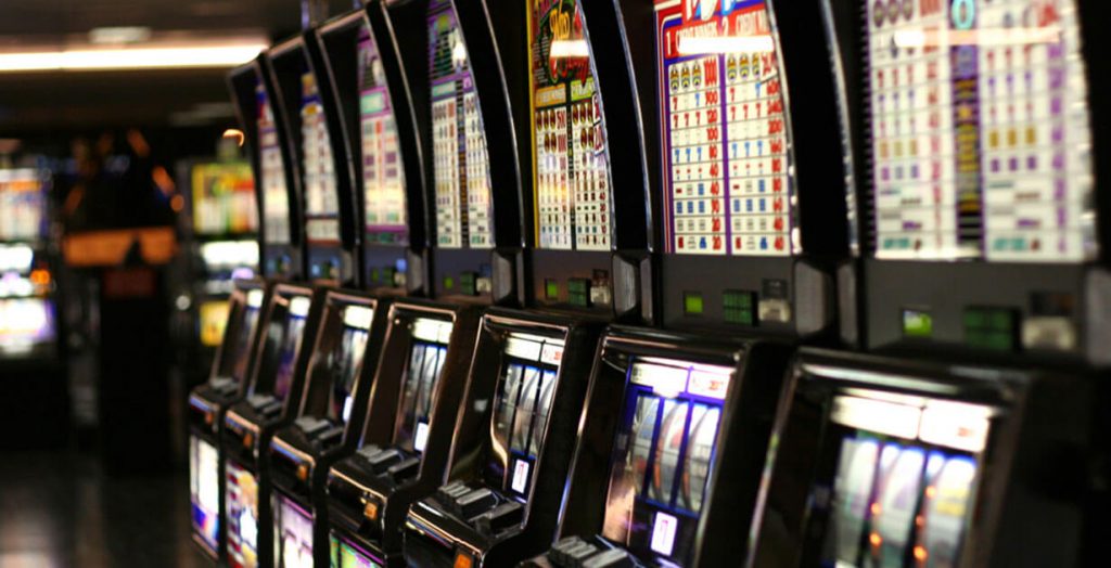 Una serie di macchinette in un casinò