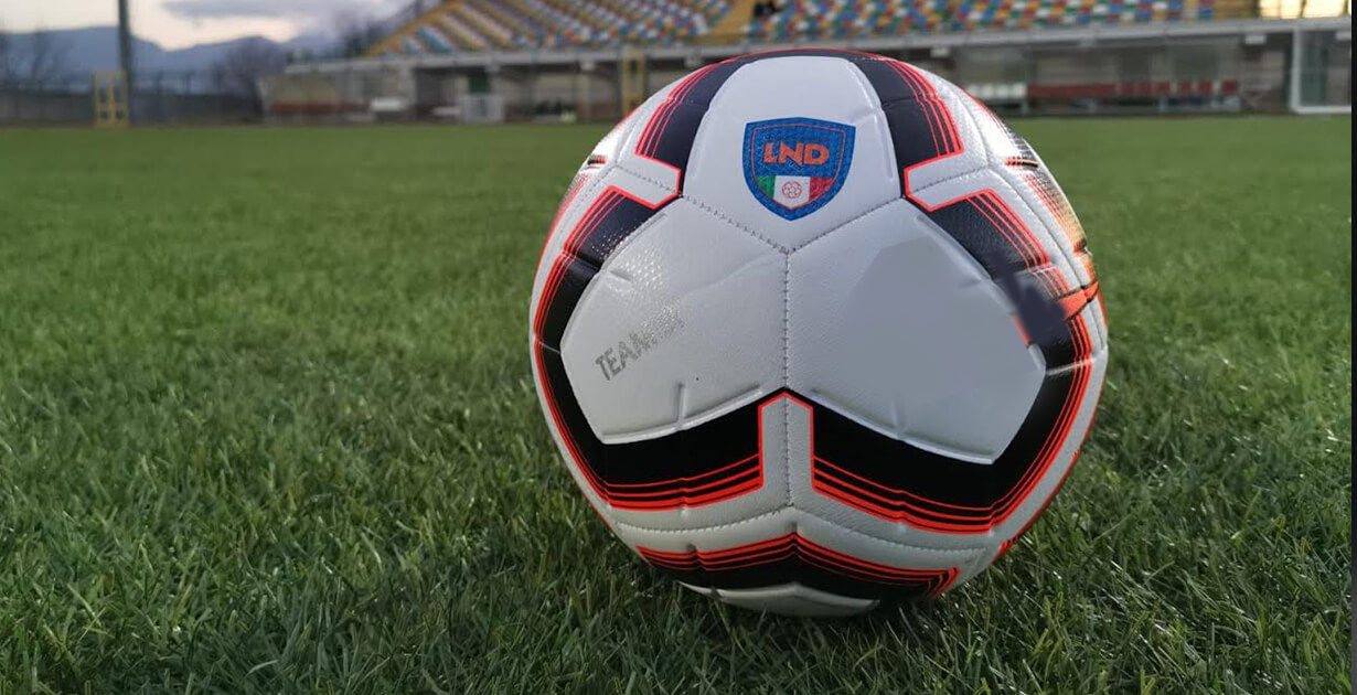 pallone di calcio sul campo